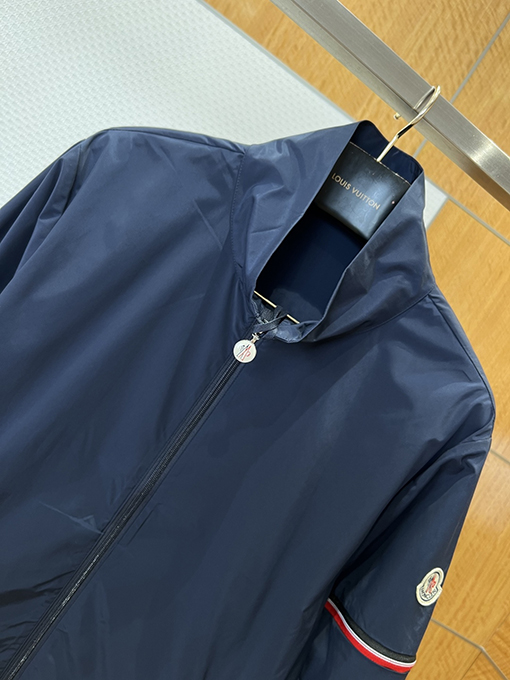 モンクレール 袖ポケット付きスタンドカラー防風ジャケット