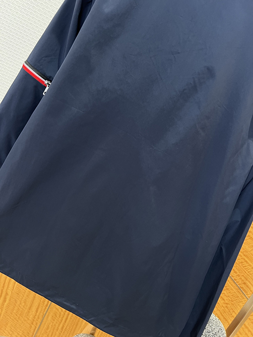 モンクレール 袖ポケット付きスタンドカラー防風ジャケット