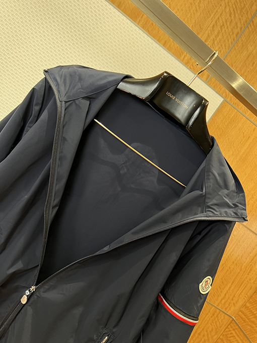 モンクレール 袖ポケット付きスタンドカラー防風ジャケット