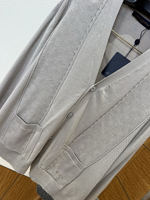 ルイヴィトンコピー モノグラム入りジャカードVネックニットカーディガン