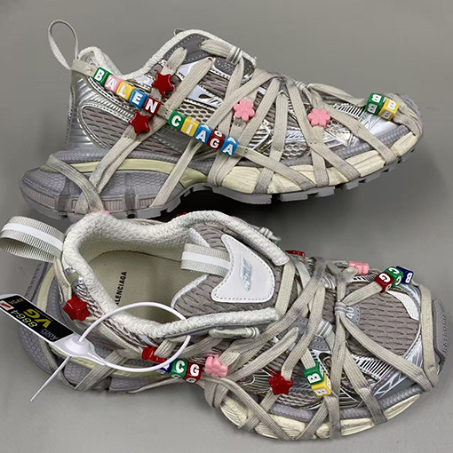 バレンシアガ 3XL Extreme Lace スタイリッシュな卵殻色のスニーカー