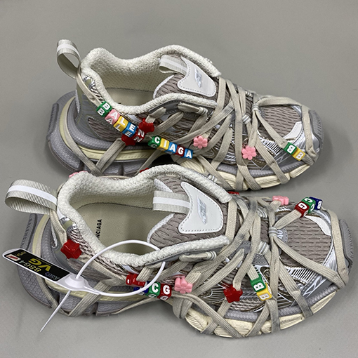 バレンシアガ 3XL Extreme Lace スタイリッシュな卵殻色のスニーカー