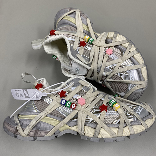 バレンシアガ 3XL Extreme Lace スタイリッシュな卵殻色のスニーカー