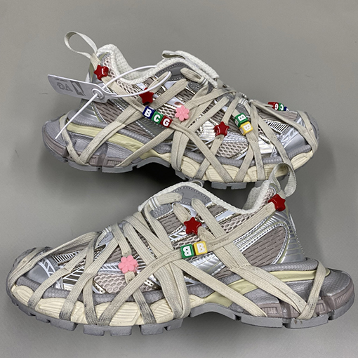 バレンシアガ 3XL Extreme Lace スタイリッシュな卵殻色のスニーカー