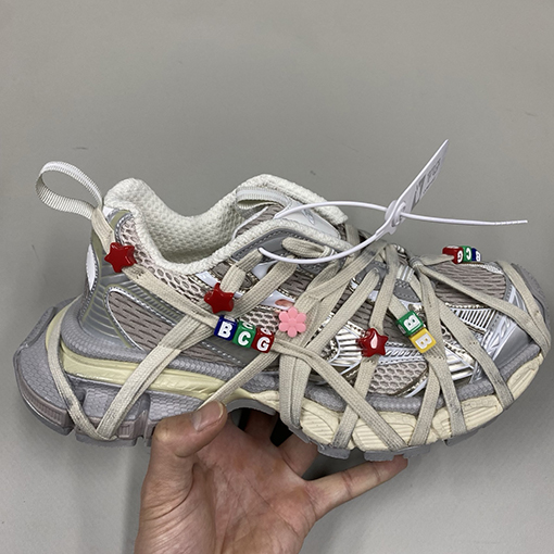 バレンシアガ 3XL Extreme Lace スタイリッシュな卵殻色のスニーカー