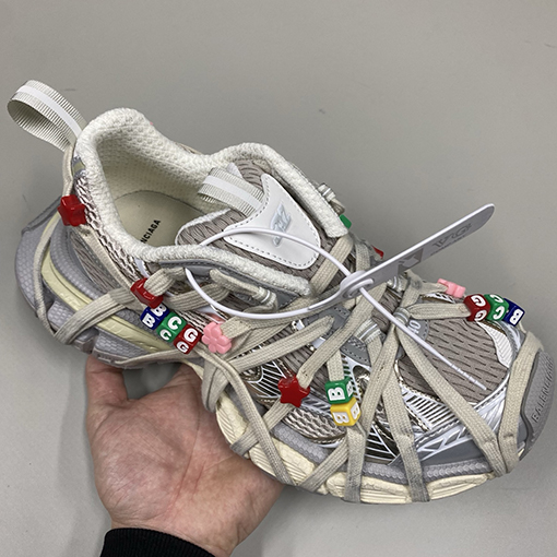 バレンシアガ 3XL Extreme Lace スタイリッシュな卵殻色のスニーカー