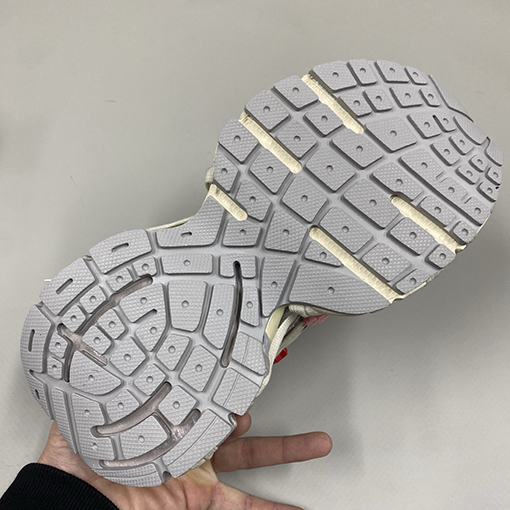 バレンシアガ 3XL Extreme Lace スタイリッシュな卵殻色のスニーカー