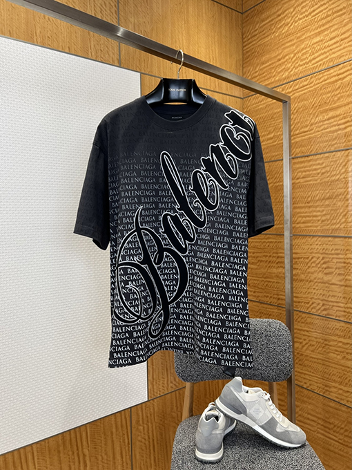 バレンシアガ BALENCIAGA グラデーション全面プリントのレター柄半袖Tシャツ