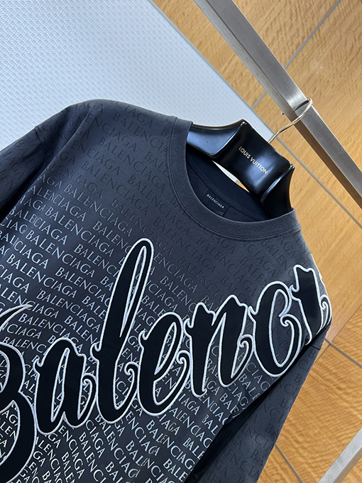 バレンシアガ BALENCIAGA グラデーション全面プリントのレター柄半袖Tシャツ