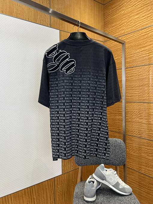 バレンシアガ BALENCIAGA グラデーション全面プリントのレター柄半袖Tシャツ