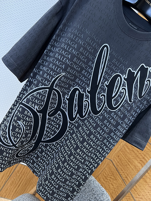 バレンシアガ BALENCIAGA グラデーション全面プリントのレター柄半袖Tシャツ