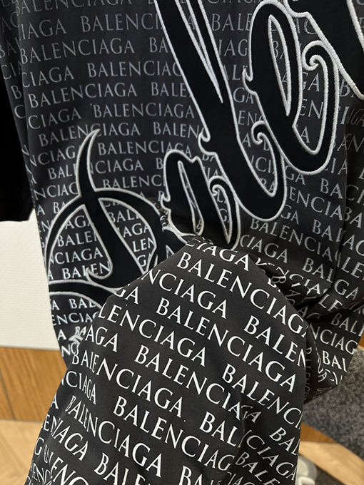 バレンシアガ BALENCIAGA グラデーション全面プリントのレター柄半袖Tシャツ