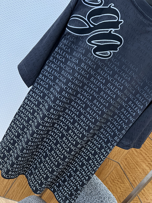 バレンシアガ BALENCIAGA グラデーション全面プリントのレター柄半袖Tシャツ