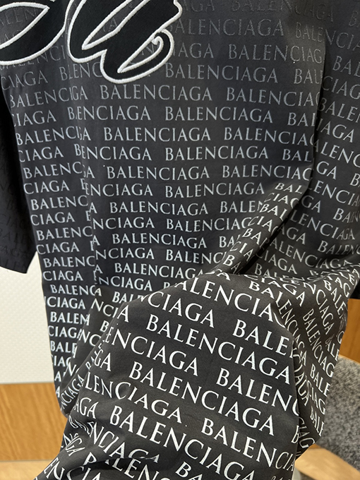 バレンシアガ BALENCIAGA グラデーション全面プリントのレター柄半袖Tシャツ
