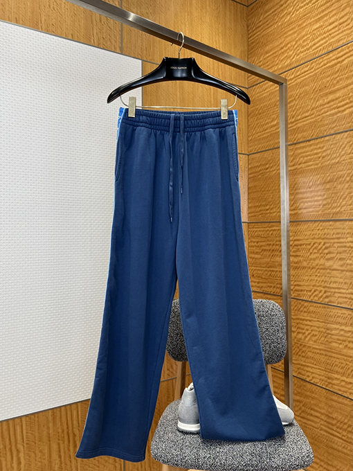 バレンシアガ サイドストライプ柄のワイドレッグカジュアルパンツ