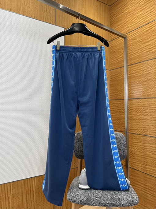 バレンシアガ サイドストライプ柄のワイドレッグカジュアルパンツ