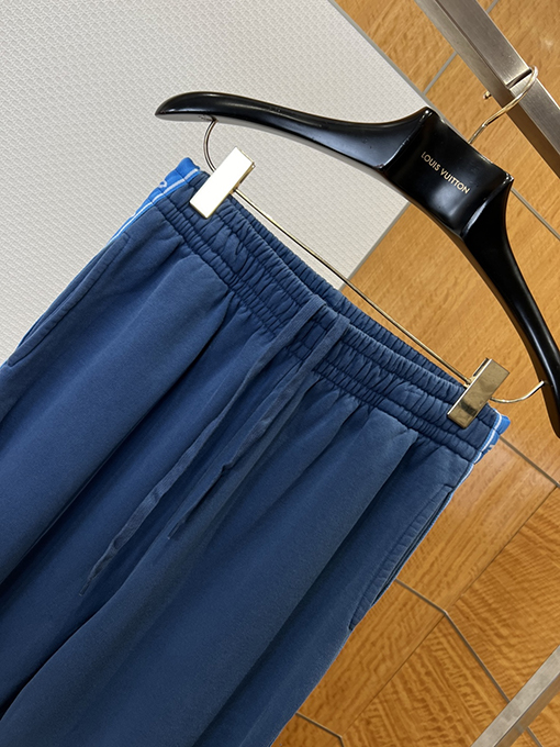 バレンシアガ サイドストライプ柄のワイドレッグカジュアルパンツ