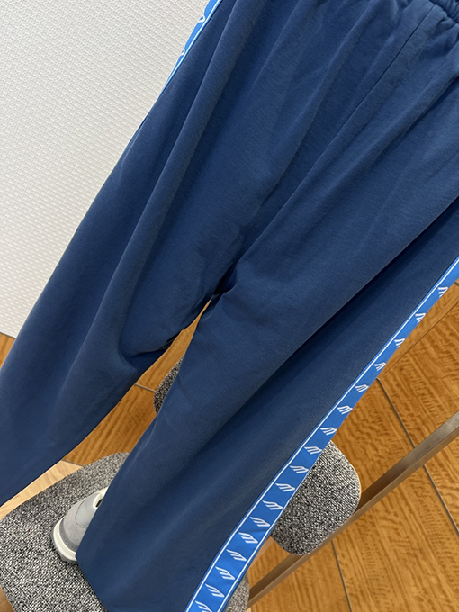 バレンシアガ サイドストライプ柄のワイドレッグカジュアルパンツ