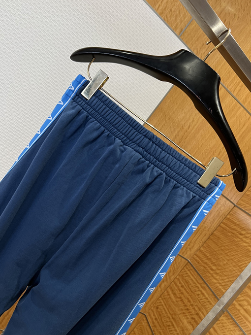 バレンシアガ サイドストライプ柄のワイドレッグカジュアルパンツ