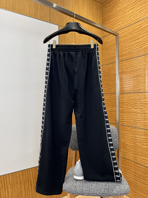 バレンシアガ サイドストライプ柄のワイドレッグカジュアルパンツ