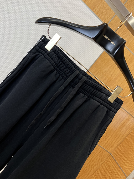 バレンシアガ サイドストライプ柄のワイドレッグカジュアルパンツ