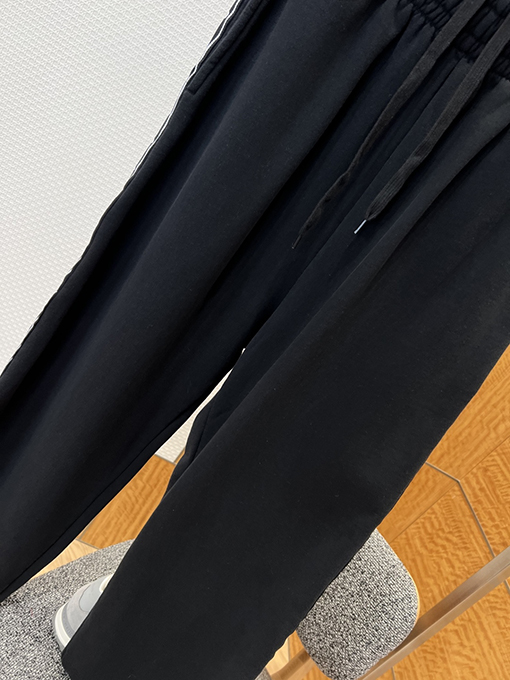 バレンシアガ サイドストライプ柄のワイドレッグカジュアルパンツ