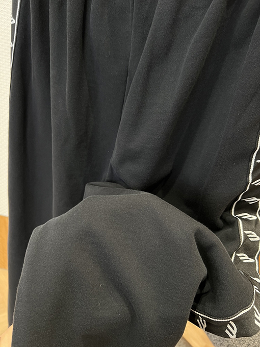 バレンシアガ サイドストライプ柄のワイドレッグカジュアルパンツ