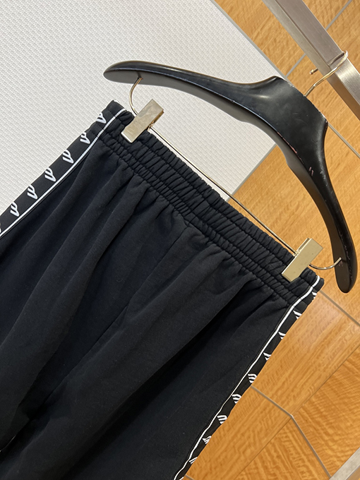 バレンシアガ サイドストライプ柄のワイドレッグカジュアルパンツ