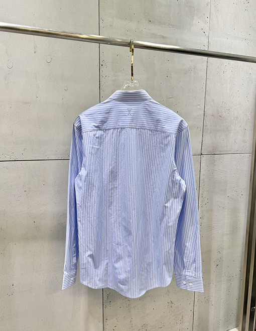 アミ 胸元に刺繍文字とハート型のパッチワークストライプがあしらわれた長袖シャツ