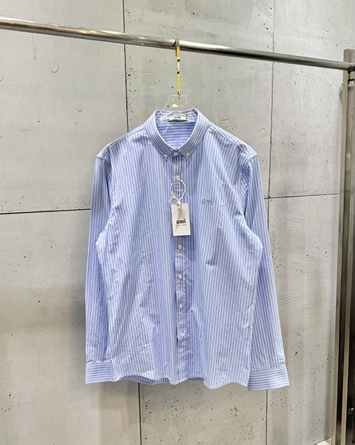 アミ 胸元に刺繍文字とハート型のパッチワークストライプがあしらわれた長袖シャツ