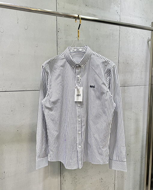 アミ 胸元に刺繍文字とハート型のパッチワークストライプがあしらわれた長袖シャツ