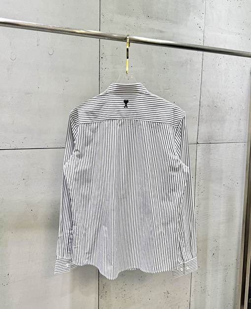 アミ 胸元に刺繍文字とハート型のパッチワークストライプがあしらわれた長袖シャツ