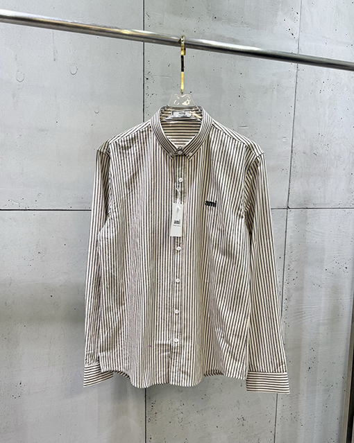 アミ 胸元に刺繍文字とハート型のパッチワークストライプがあしらわれた長袖シャツ