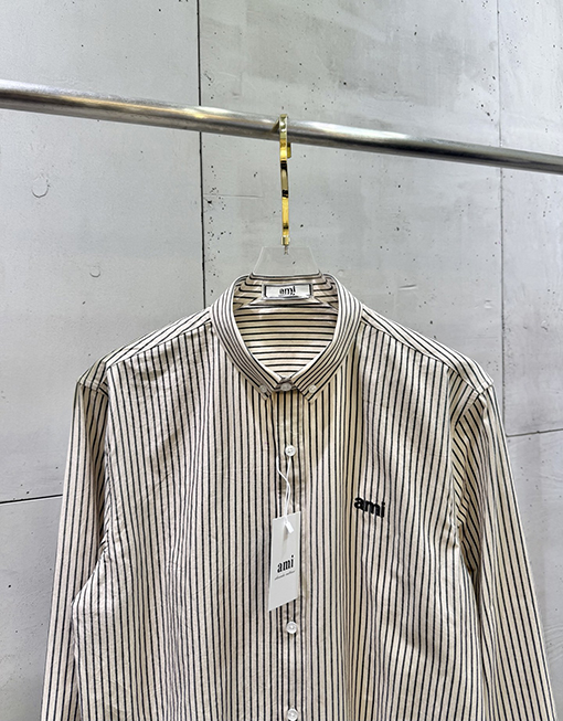 アミ 胸元に刺繍文字とハート型のパッチワークストライプがあしらわれた長袖シャツ