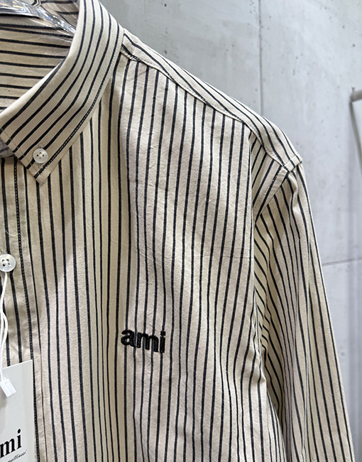 アミ 胸元に刺繍文字とハート型のパッチワークストライプがあしらわれた長袖シャツ