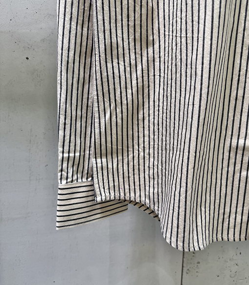 アミ 胸元に刺繍文字とハート型のパッチワークストライプがあしらわれた長袖シャツ