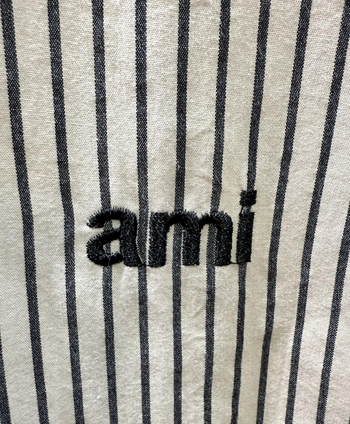 アミ 胸元に刺繍文字とハート型のパッチワークストライプがあしらわれた長袖シャツ
