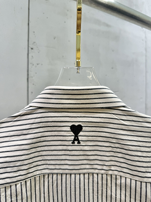 アミ 胸元に刺繍文字とハート型のパッチワークストライプがあしらわれた長袖シャツ
