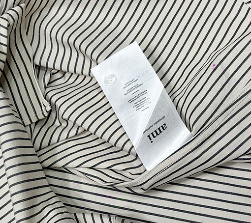 アミ 胸元に刺繍文字とハート型のパッチワークストライプがあしらわれた長袖シャツ