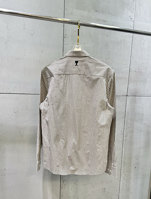 アミ 胸元に刺繍文字とハート型のパッチワークストライプがあしらわれた長袖シャツ