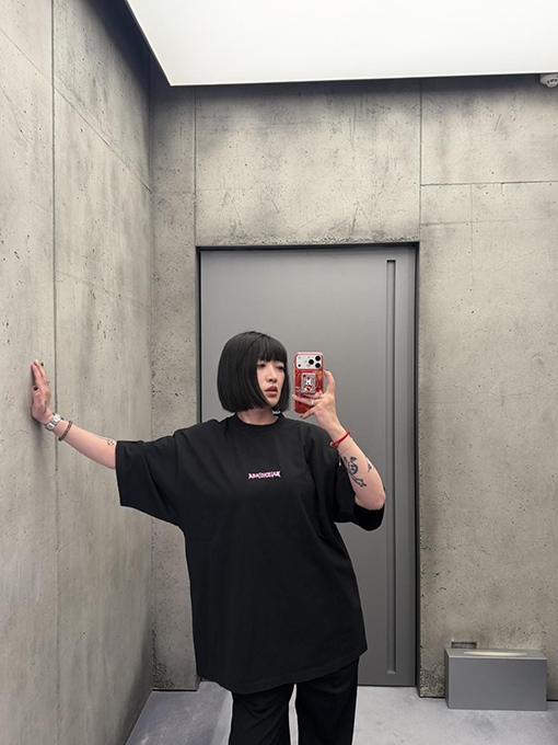 バレンシアガスーパーコピー BALENCIAGA ゴシックの文字刺繍入りクルーネック半袖Tシャツ