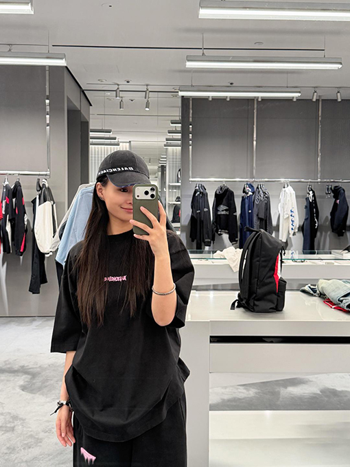 バレンシアガスーパーコピー BALENCIAGA ゴシックの文字刺繍入りクルーネック半袖Tシャツ