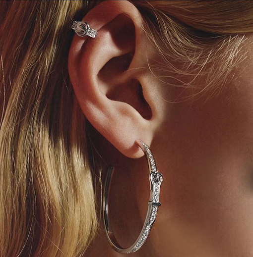 エルメス レディースベルトのバックルをイメージしたフルダイヤモンドのイヤリング