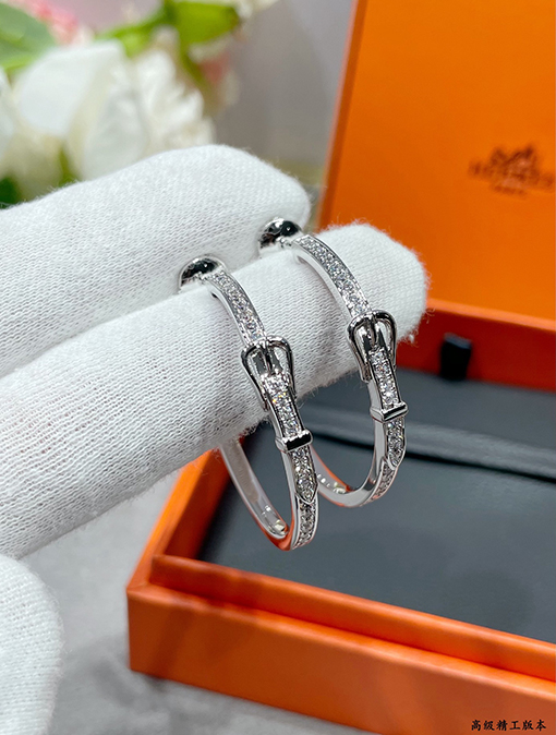 エルメス レディースベルトのバックルをイメージしたフルダイヤモンドのイヤリング