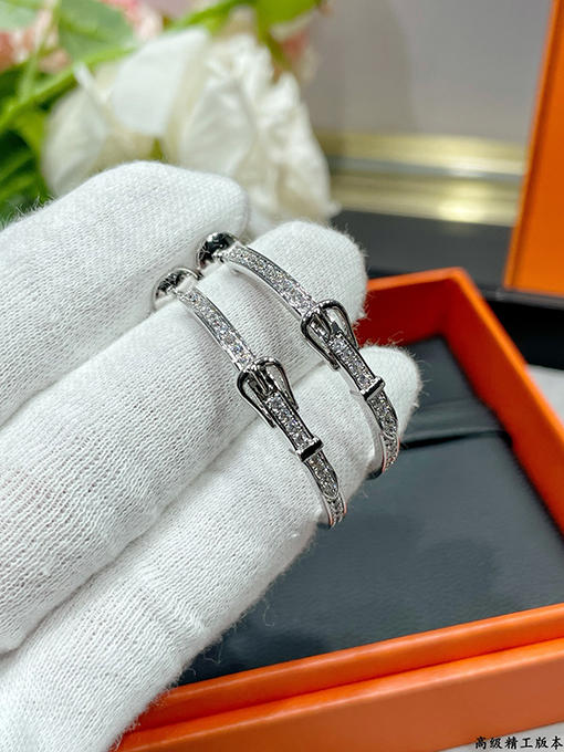 エルメス レディースベルトのバックルをイメージしたフルダイヤモンドのイヤリング