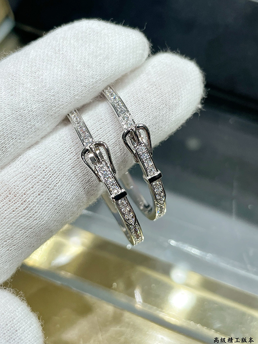 エルメス レディースベルトのバックルをイメージしたフルダイヤモンドのイヤリング