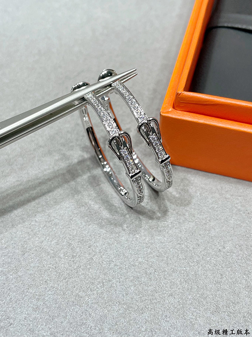 エルメス レディースベルトのバックルをイメージしたフルダイヤモンドのイヤリング