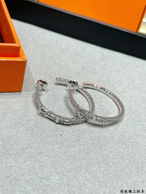 エルメス レディースベルトのバックルをイメージしたフルダイヤモンドのイヤリング