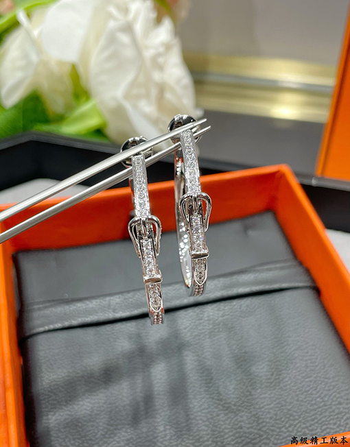 エルメス レディースベルトのバックルをイメージしたフルダイヤモンドのイヤリング