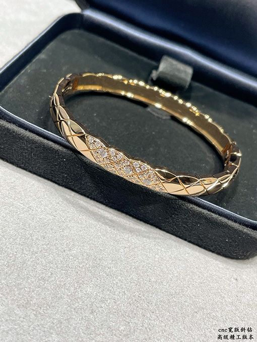 シャネルブランドコピー 幅広のレディースダイヤモンドのラインストーンバングル